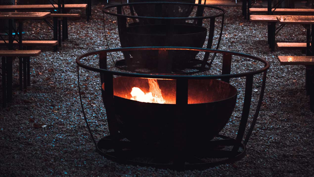 Freestanding firepit