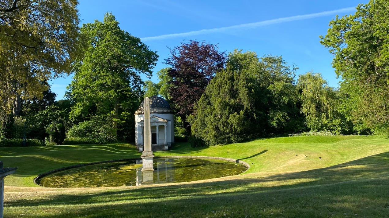 A domed folly and stone obelisk at Chiswick House.