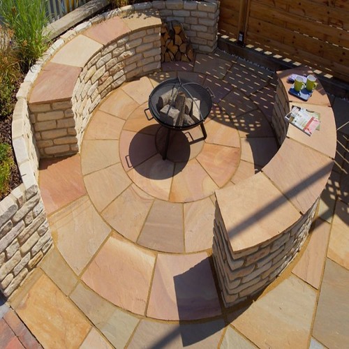 Walled patio paving design