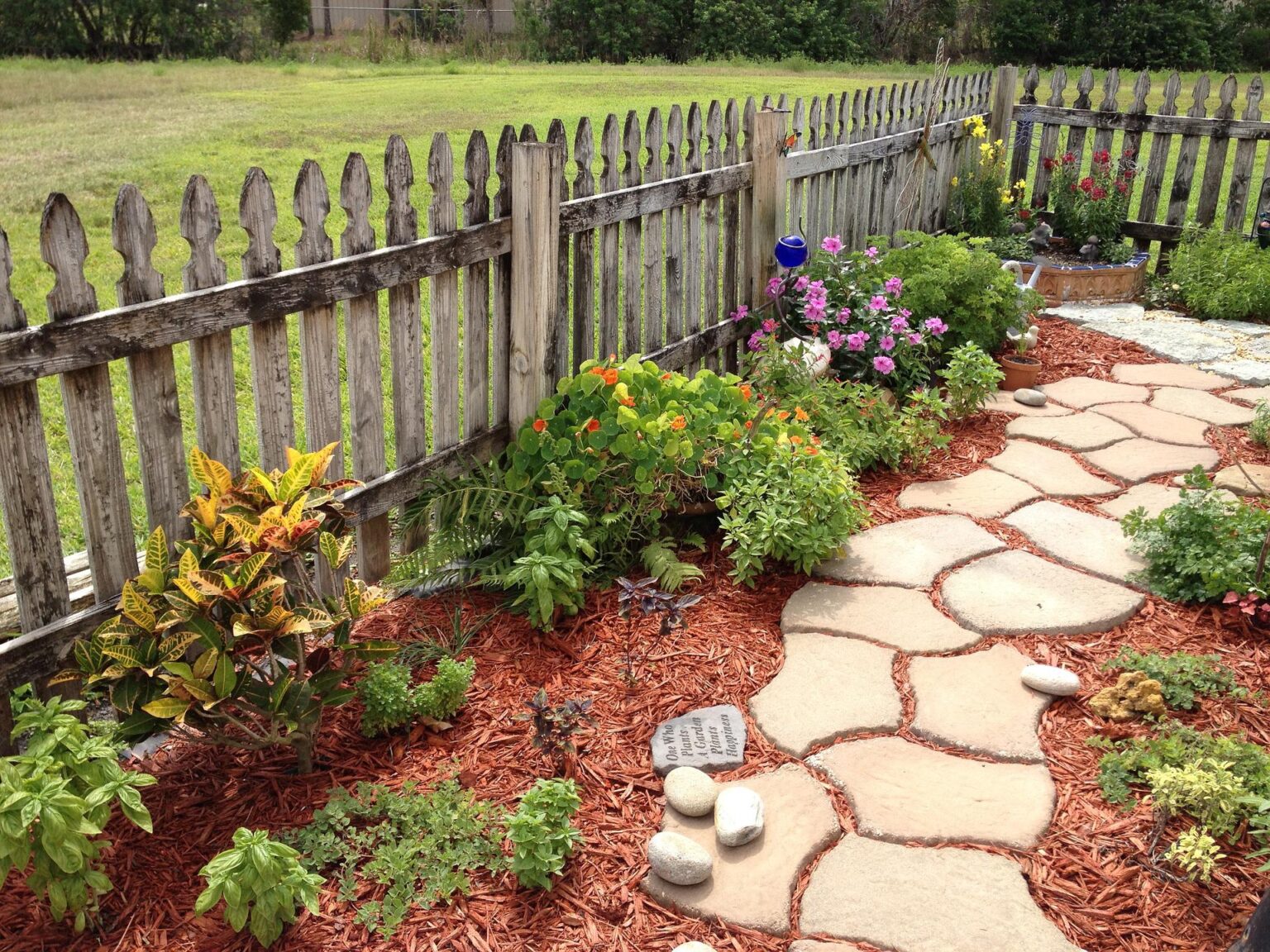 Curved garden path using irregular shapes