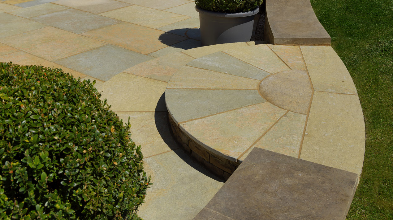 Circular paving steps and contrasting edging