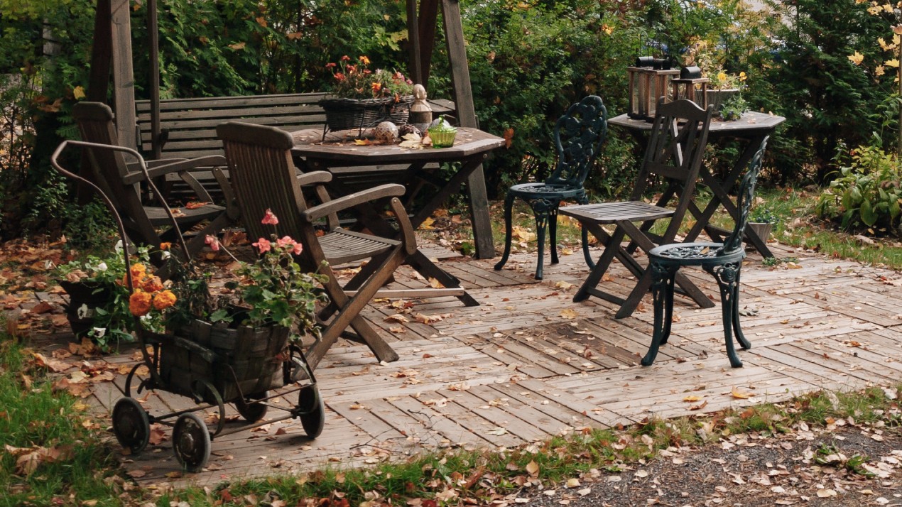 Small garden with planters and furniture