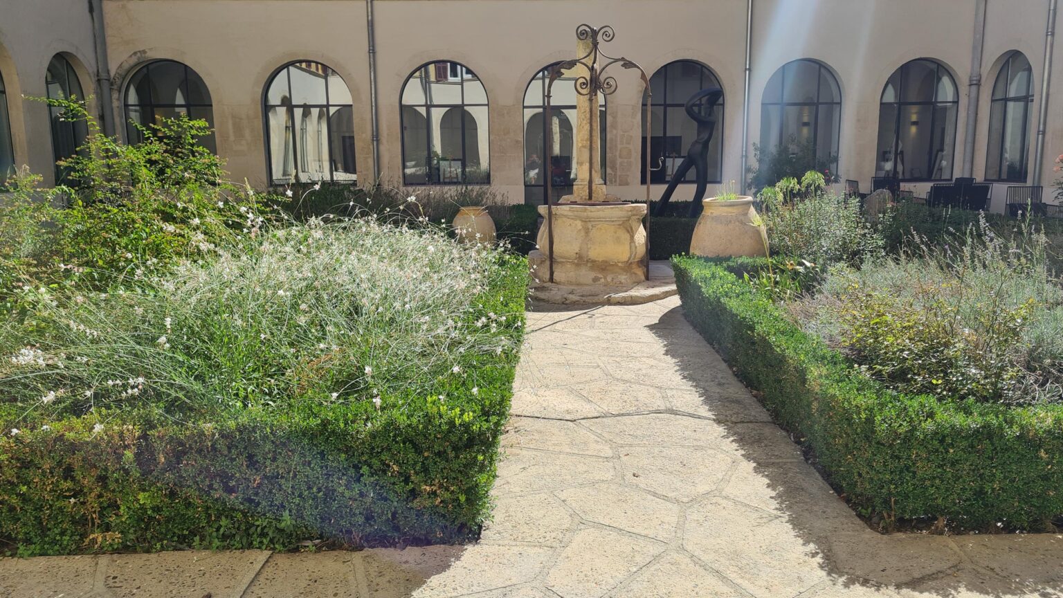 Courtyard garden with symetrical aromatic beds (Hôtel & Spa Jules César Arles)
