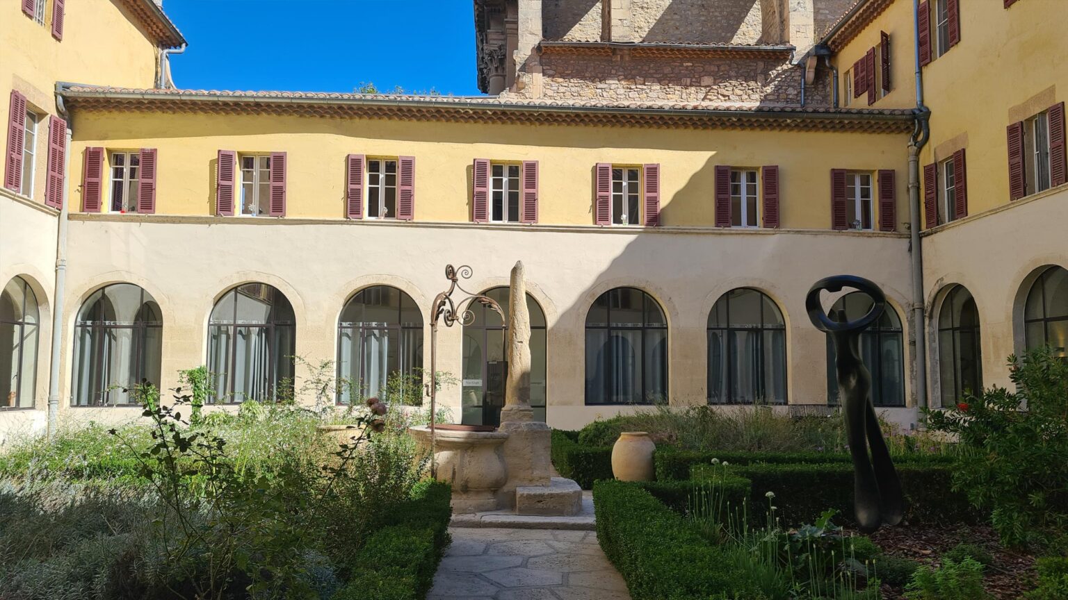 Formal symetical courtyard garden with sculptures & urns (Hôtel & Spa Jules César Arles)