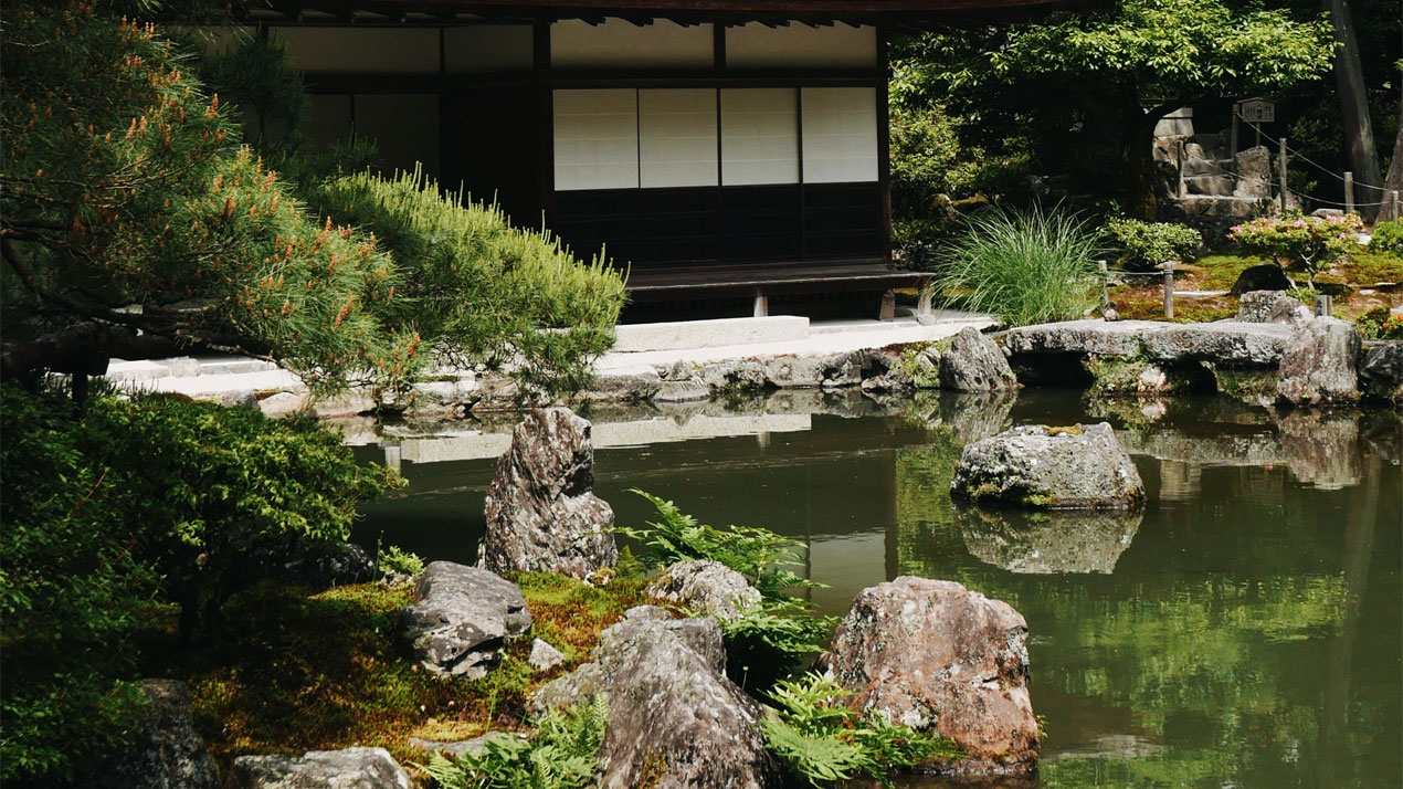 Garden-and-temple,-Japan