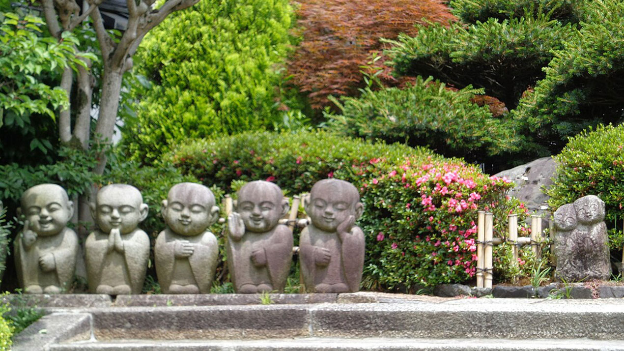 Jizo-Statues-in-Japanese-garden